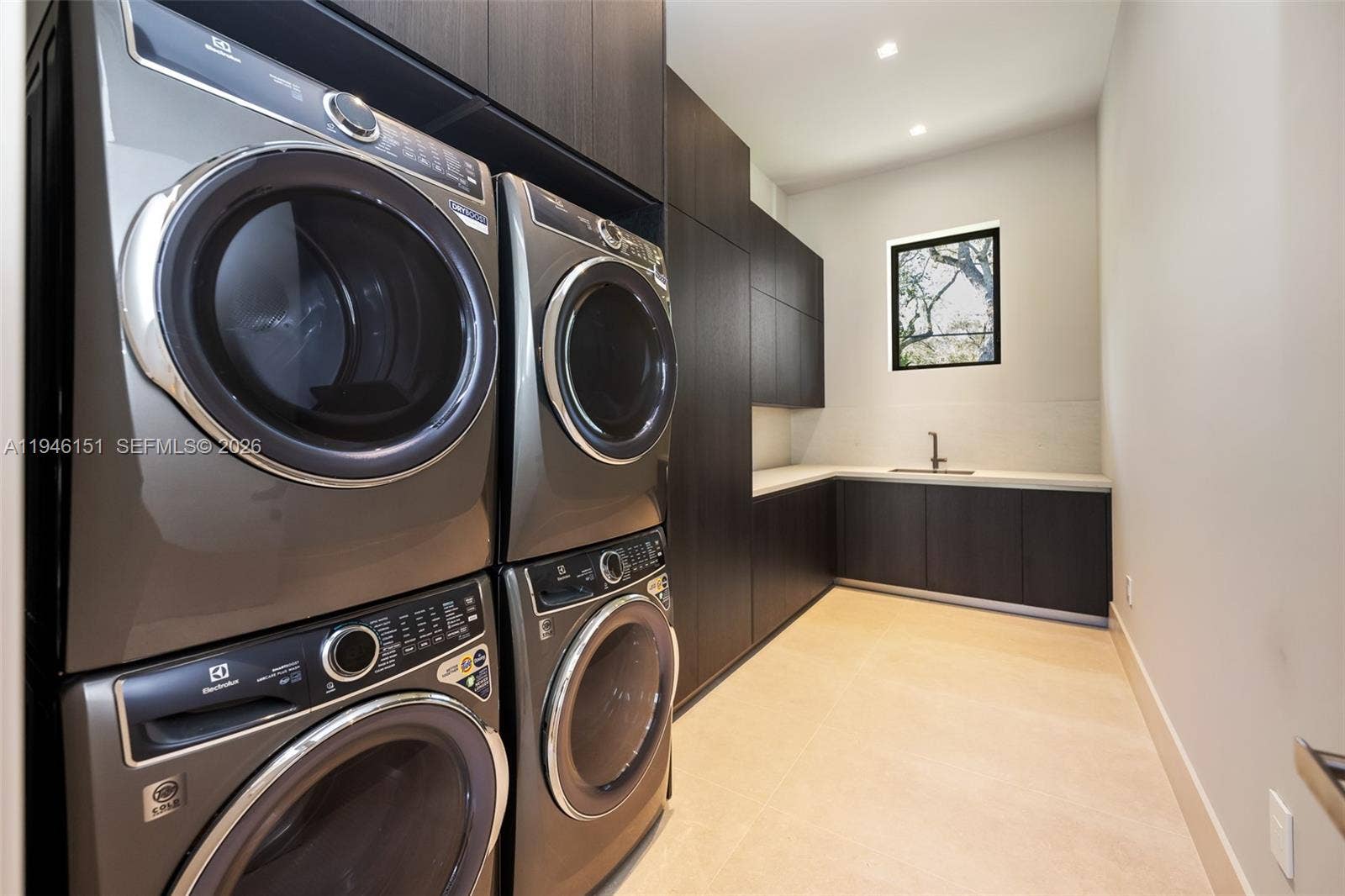 7725 SW 114th Street, Pinecrest, FL 33156 2 Electrolux Washers, 2 Electrolux Dryers