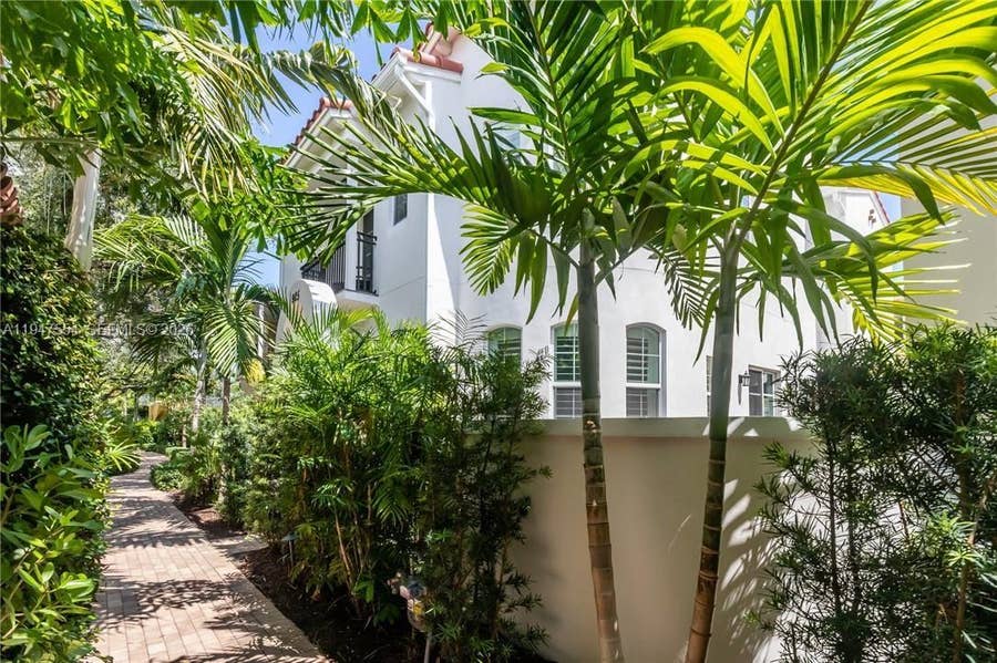 Property photo for 918 NE 17th Way, Fort Lauderdale, FL