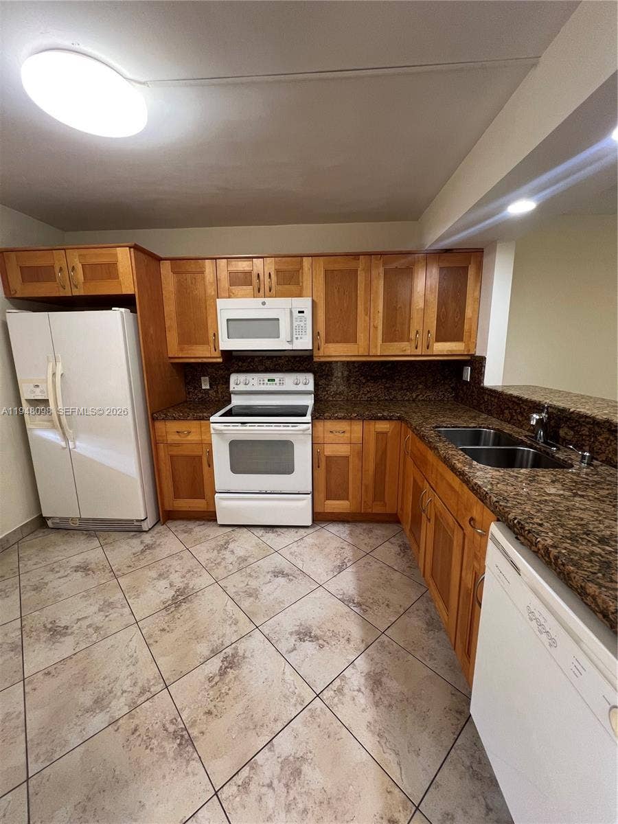 379 Lakeview Drive, #205, Weston, FL 33326 Photo 5