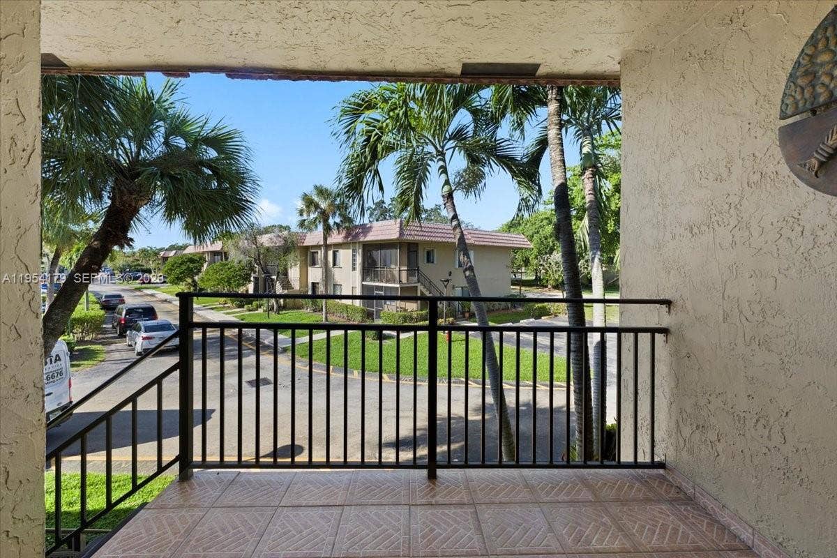302 Lakeview Drive, #203, Weston, FL 33326 Photo 4