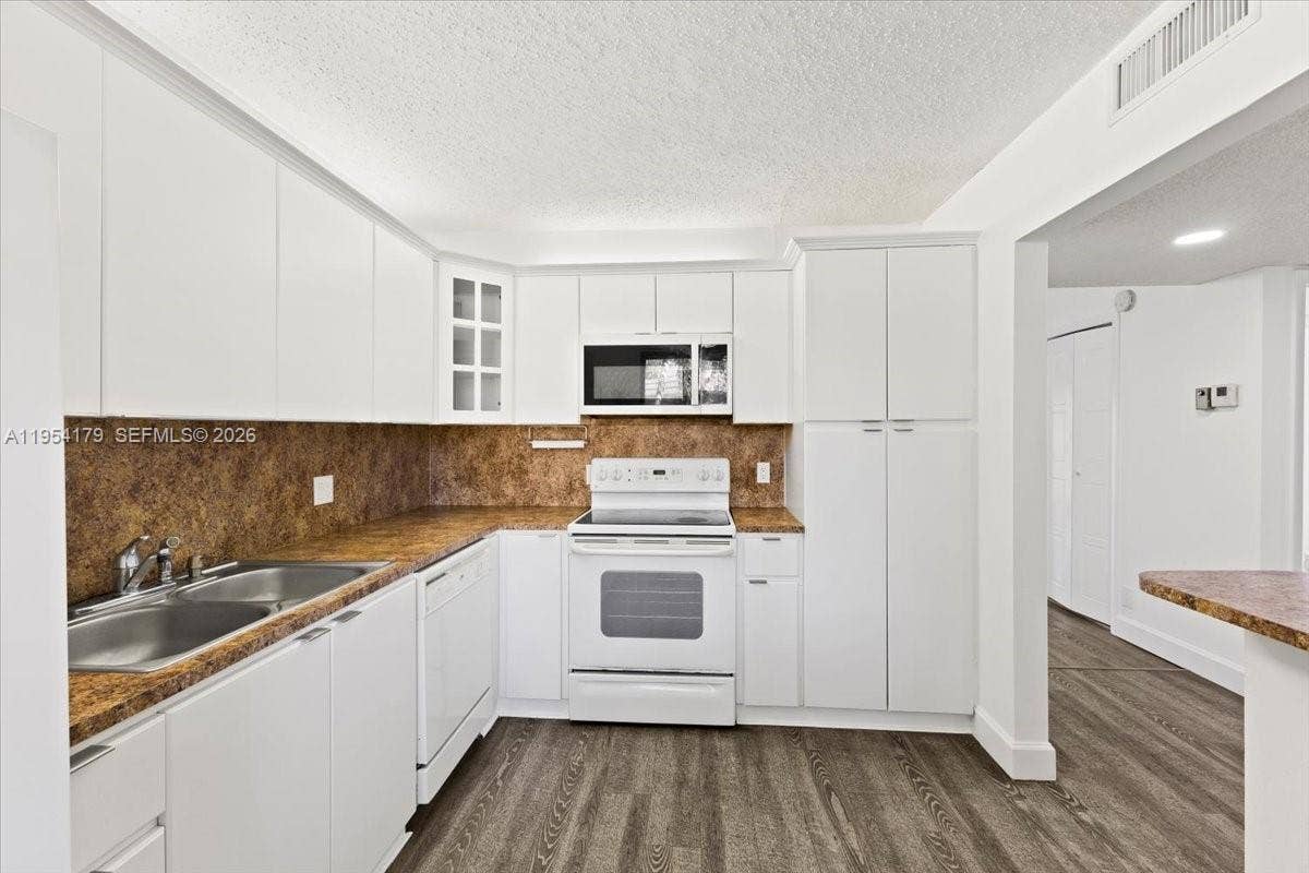 302 Lakeview Drive, #203, Weston, FL 33326 Photo 10