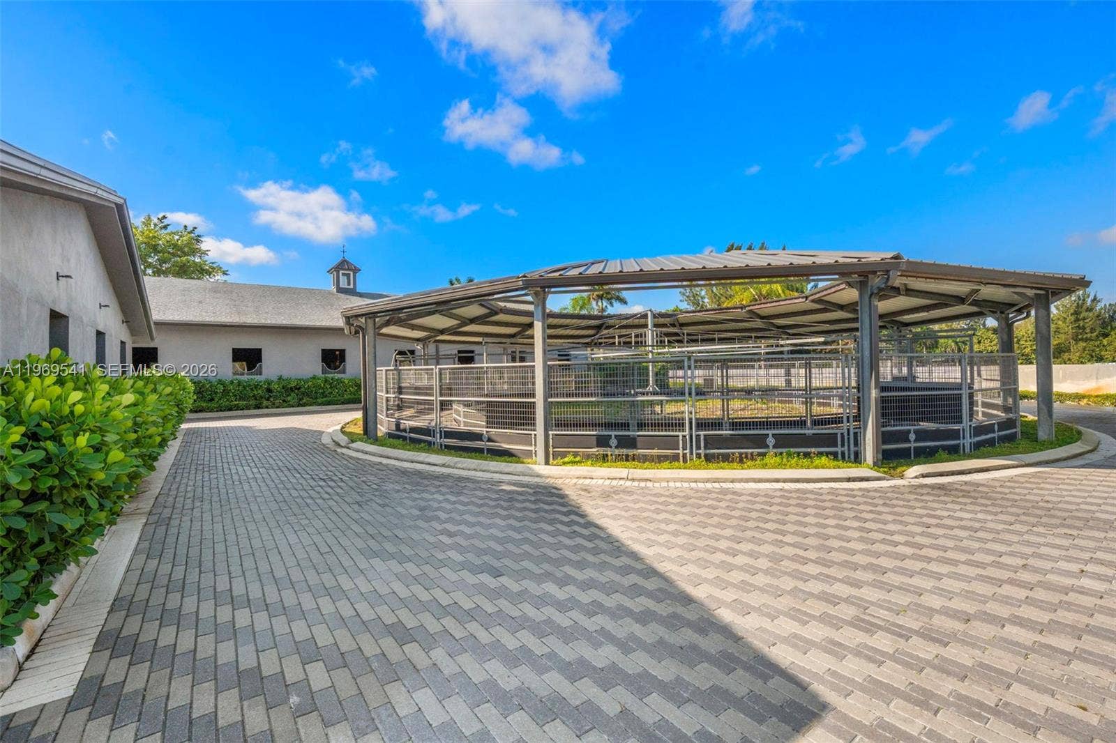 2625 SW 148th Avenue, Davie, FL 33331 Covered electric 6-horse walker with lighting.