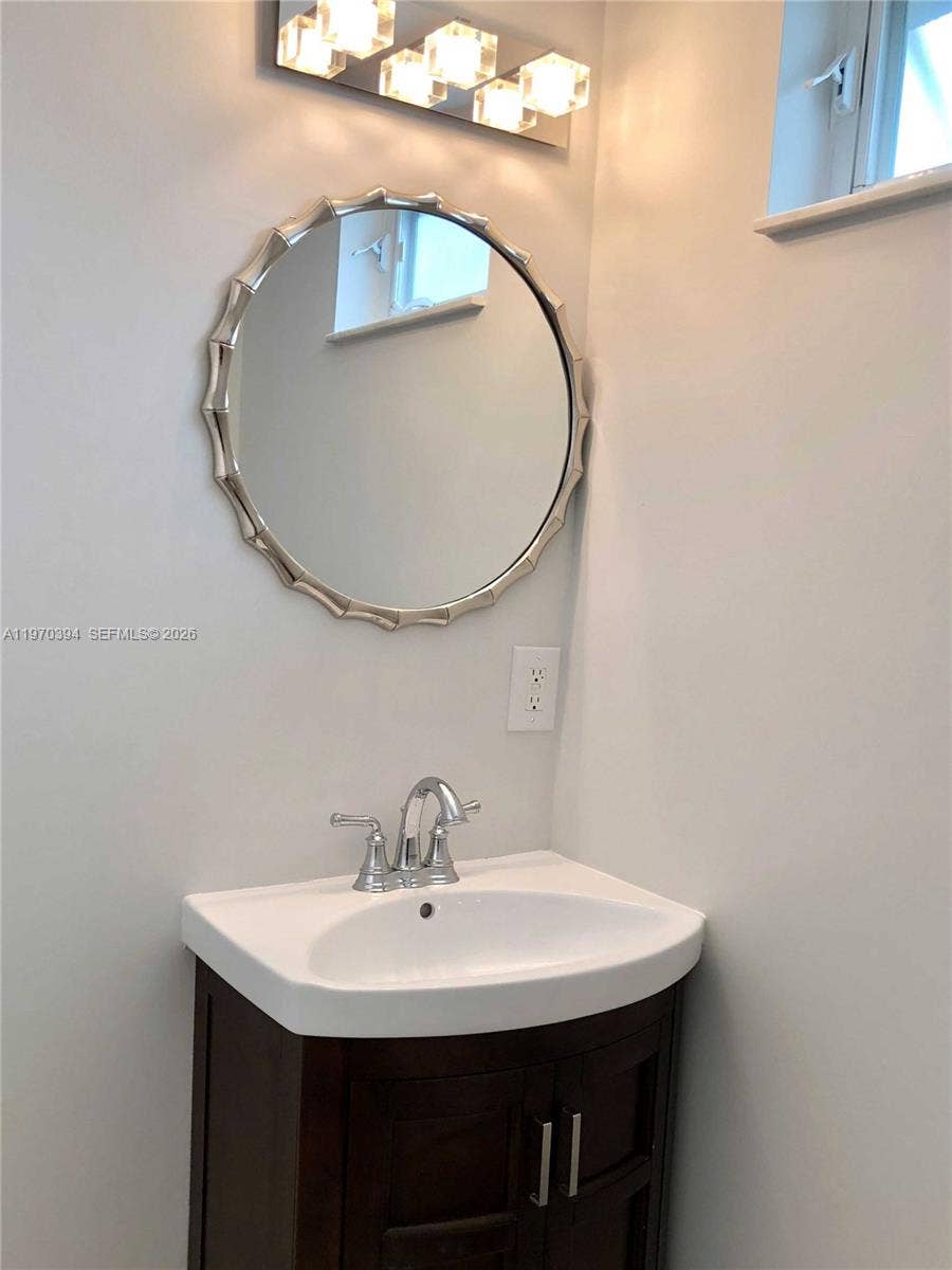 621 NE 8th Avenue, Fort Lauderdale, Fort Lauderdale, FL 33304 Powder room off living room