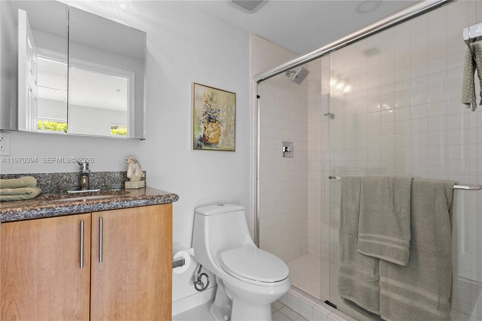 621 NE 8th Avenue, Fort Lauderdale, Fort Lauderdale, FL 33304 1st fl ensuite bathroom