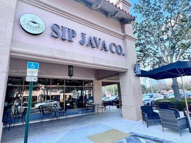 621 NE 8th Avenue, Fort Lauderdale, Fort Lauderdale, FL 33304 walk for morning coffe