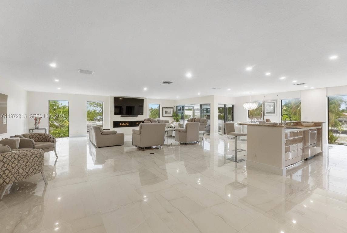 76 Isle Of Venice Drive, #H, Fort Lauderdale, FL 33301 Huge Open water view LR setting