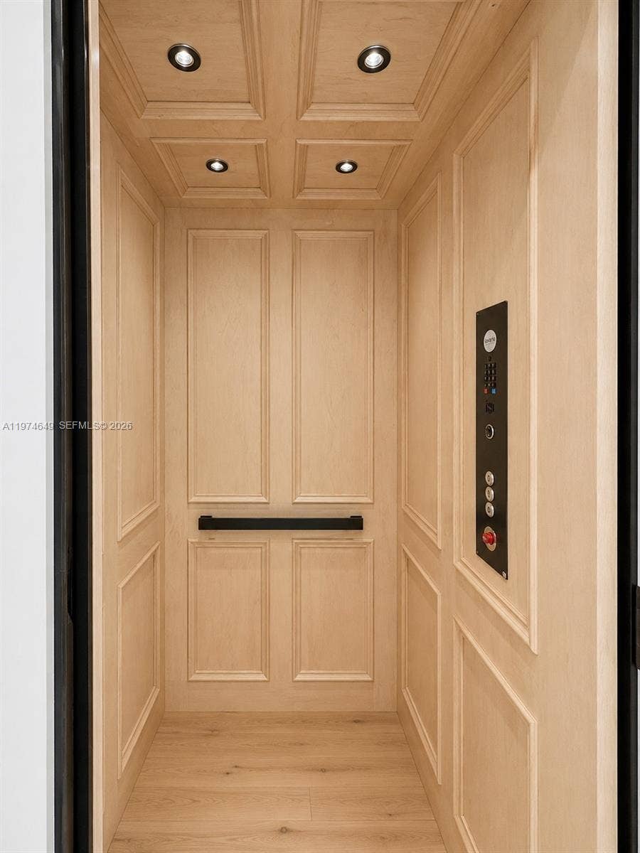 950 Lb. capacity Elevator