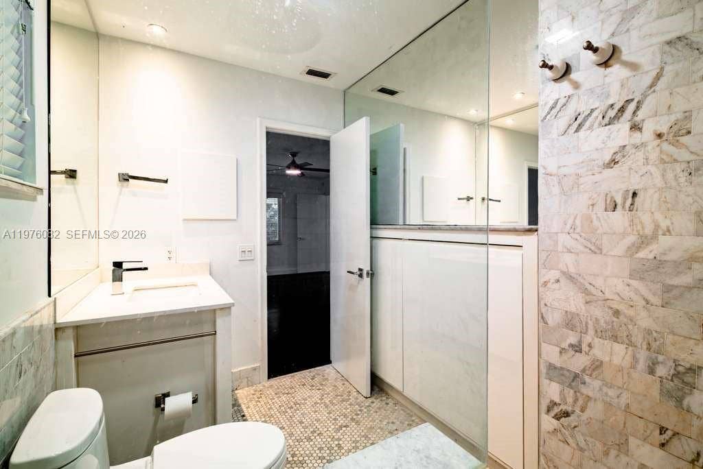 11030 SW 42nd Court, Davie, FL 33328 Master Bathroom