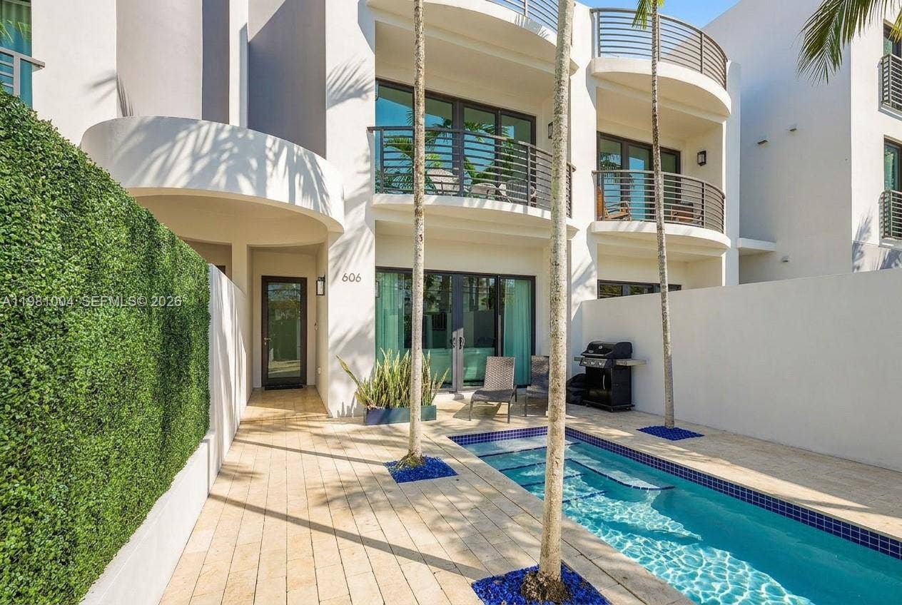 606 NE 14th Avenue, Fort Lauderdale, FL 33304 private gated courtyard entry, lush landscaping, sparkling pool