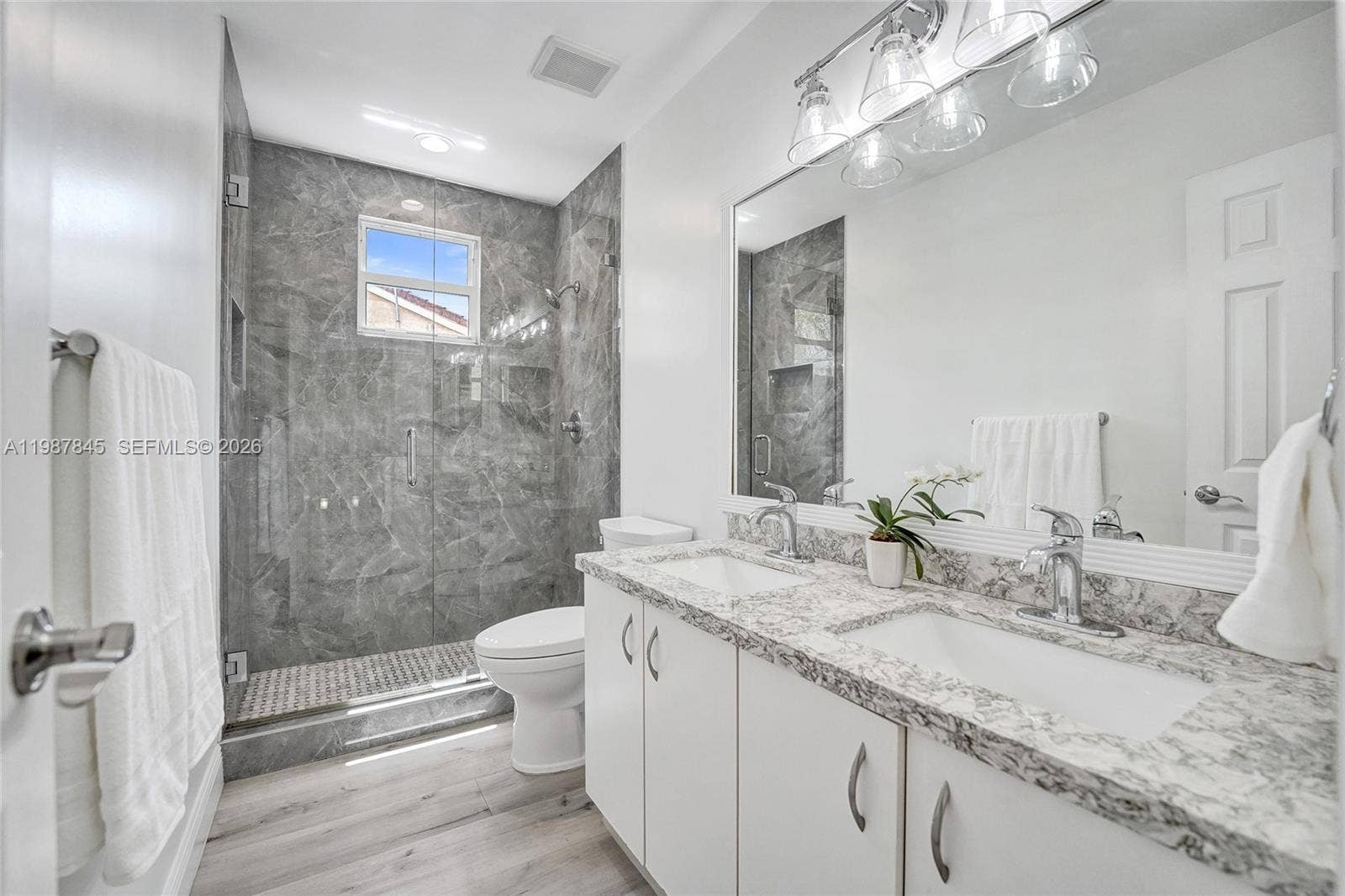 484 Cambridge Drive, Weston, FL 33326 Full renovated bathroom between upstairs bedrooms