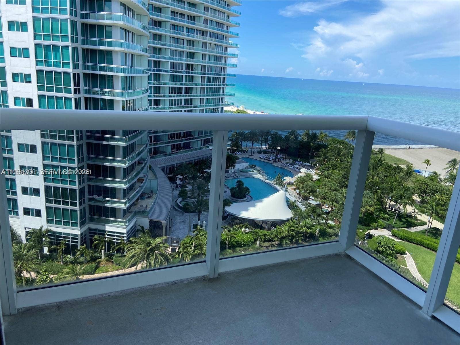 Huge Balcony Overlooking Beach & Cut