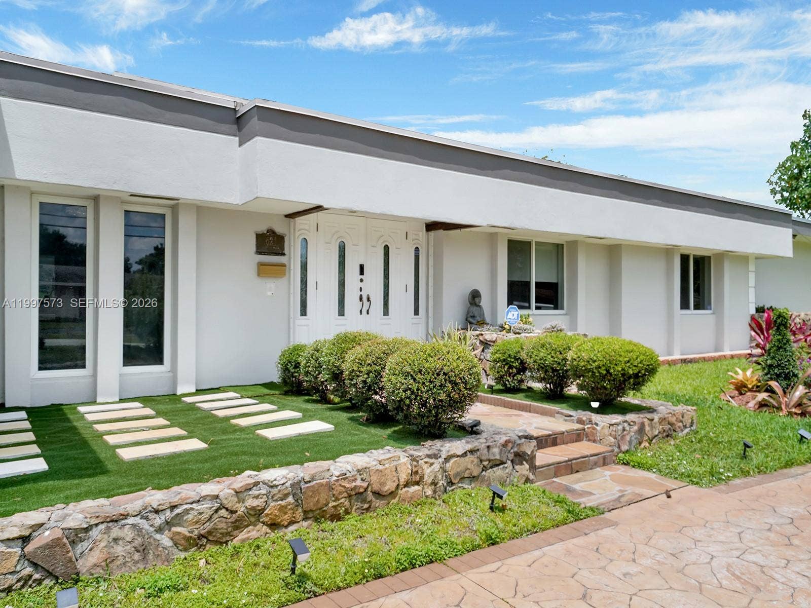 621 E Tropical Way, Plantation, FL 33317 Photo 1