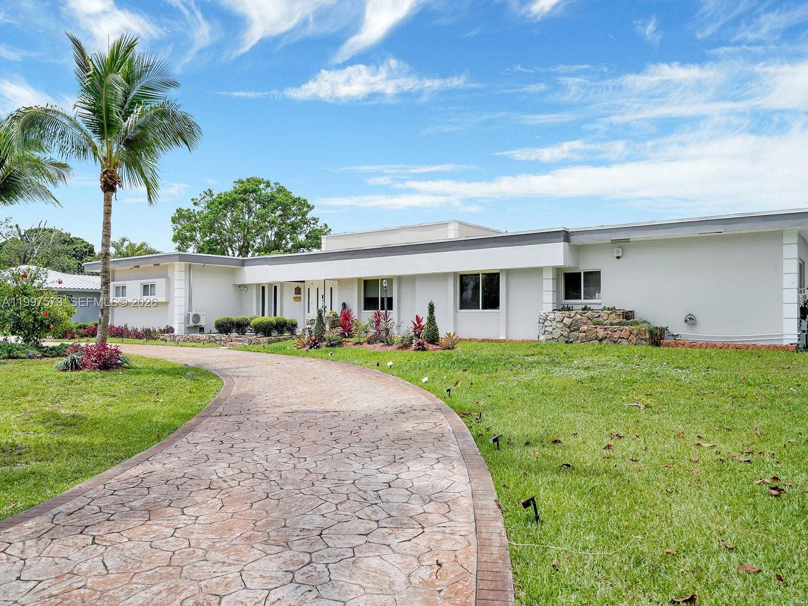 621 E Tropical Way, Plantation, FL 33317 Photo 2
