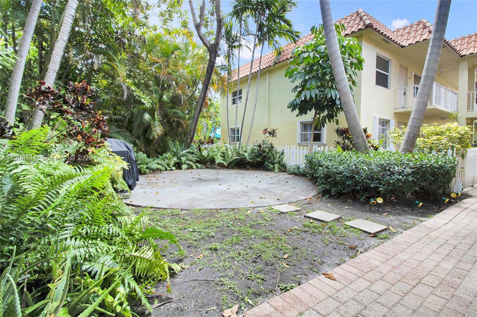 1125 NE 16th Place, #208, Fort Lauderdale, FL 33305 BBQ Grill-Green Space