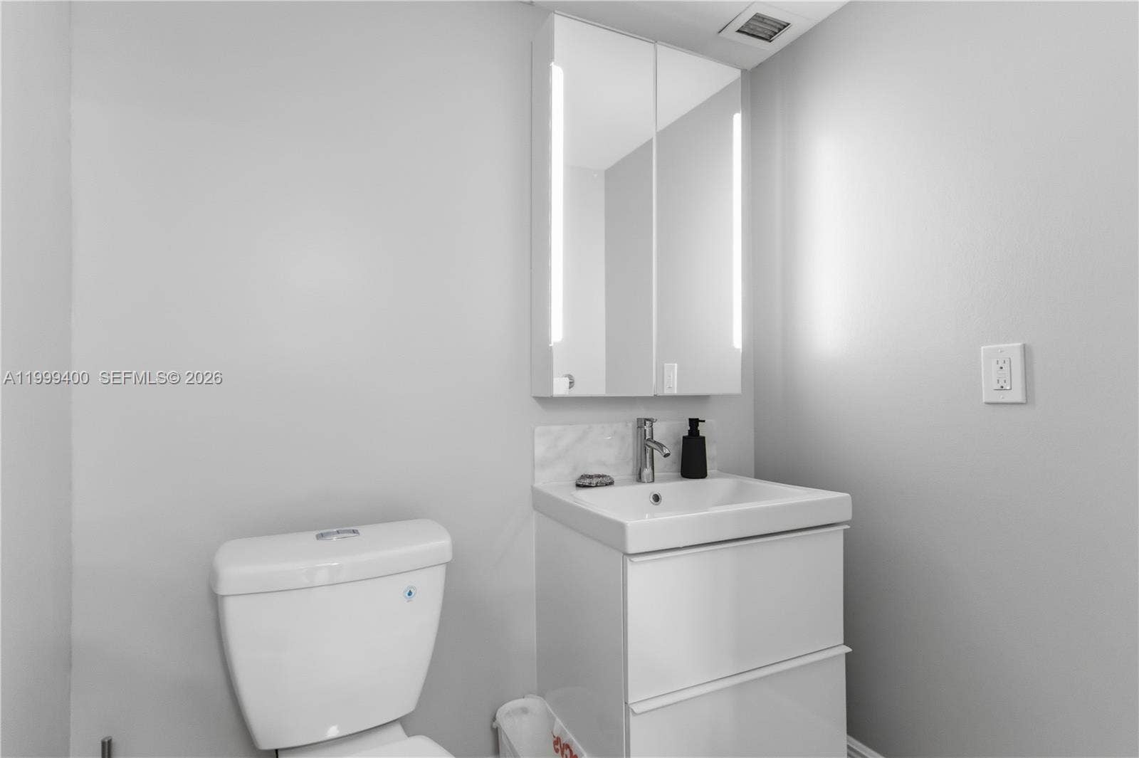 340 Sunset Drive, #407, Fort Lauderdale, FL 33301 Guest bathroom