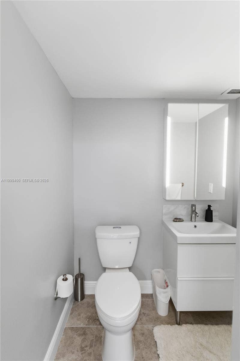 340 Sunset Drive, #407, Fort Lauderdale, FL 33301 Guest bathroom