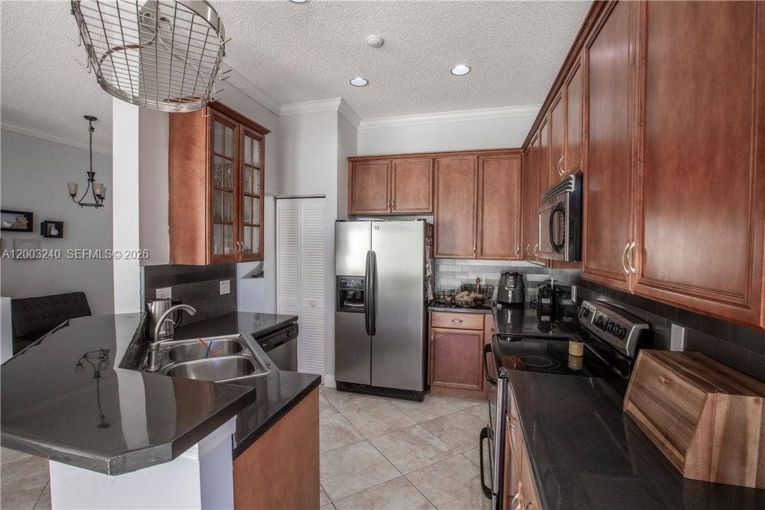 777 Tanglewood Circle, Weston, FL 33327 actual black counter top