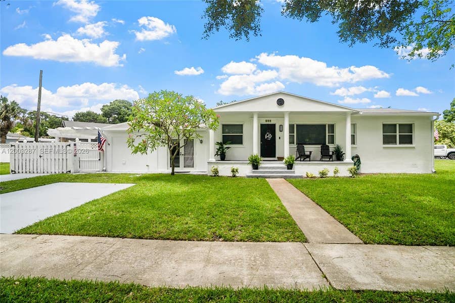 Property photo for 899 E Country Club Circle, Plantation, FL