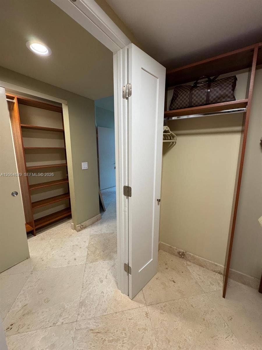 333 Las Olas Way, #304, Fort Lauderdale, FL 33301 CLOSET ORGANIZER 2