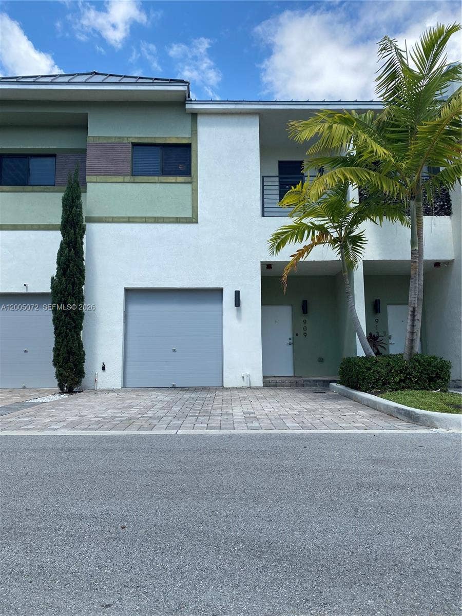 Property photo for 909 NW 45th Terrace, Plantation, FL