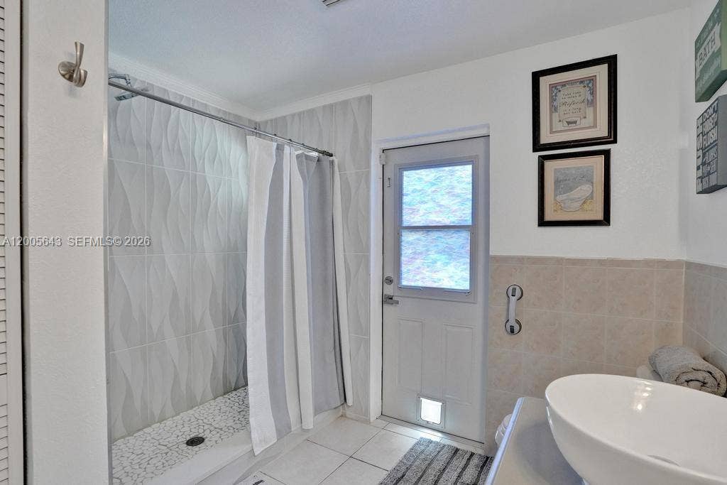 4981 SW 186th Avenue, Southwest Ranches, FL 33332 second bath leads to pool