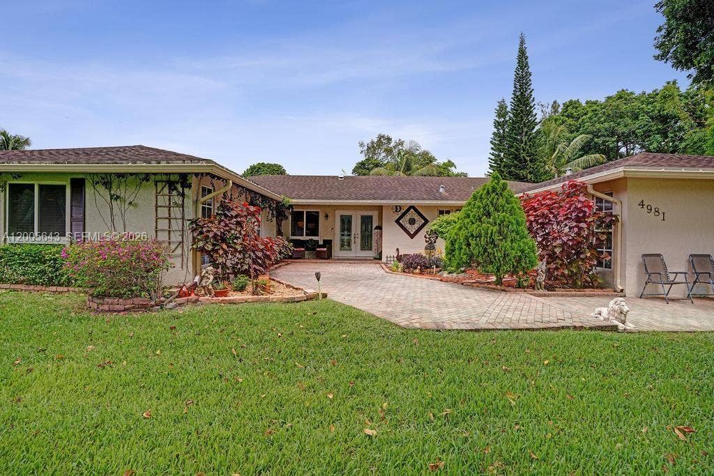 4981 SW 186th Avenue, Southwest Ranches, FL 33332 Grand entrance with butterfly garden