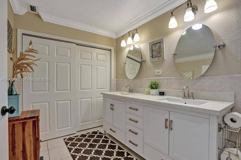 4981 SW 186th Avenue, Southwest Ranches, FL 33332 Double sinks