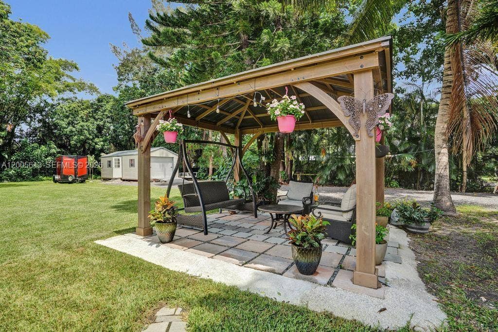 4981 SW 186th Avenue, Southwest Ranches, FL 33332 Beautiful space with exterior lighting
