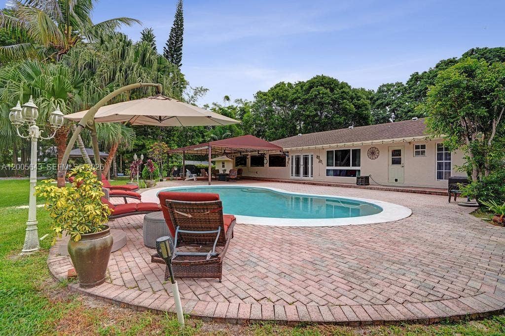 4981 SW 186th Avenue, Southwest Ranches, FL 33332 Large pool deck