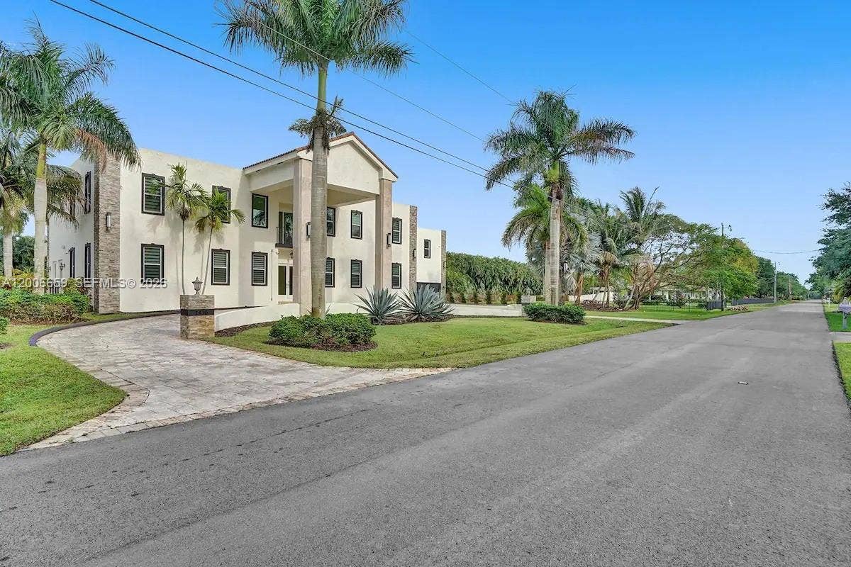 1430 NW 114th Avenue, Plantation, FL 33323 Photo 2
