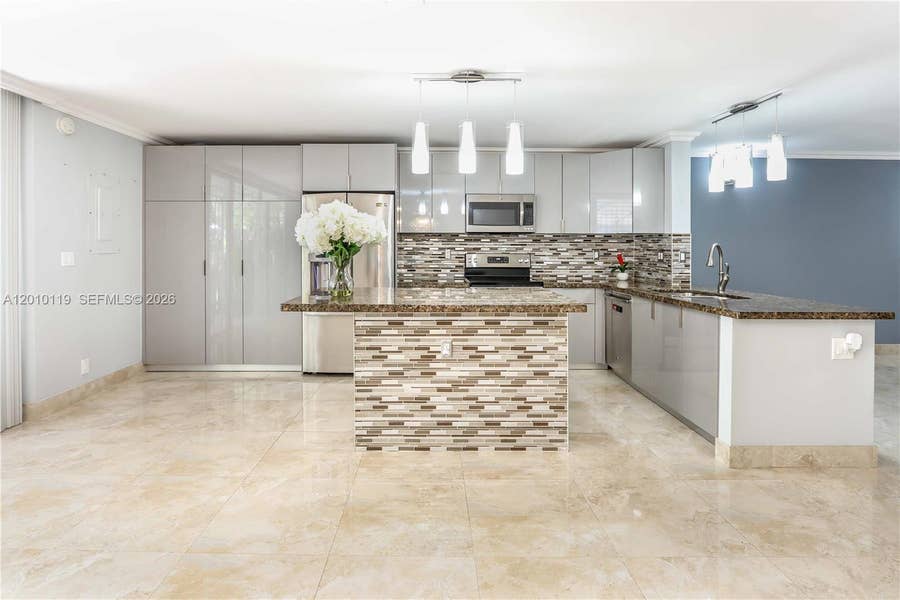 Property photo for 928 NE 27th Avenue, Hallandale Beach, FL