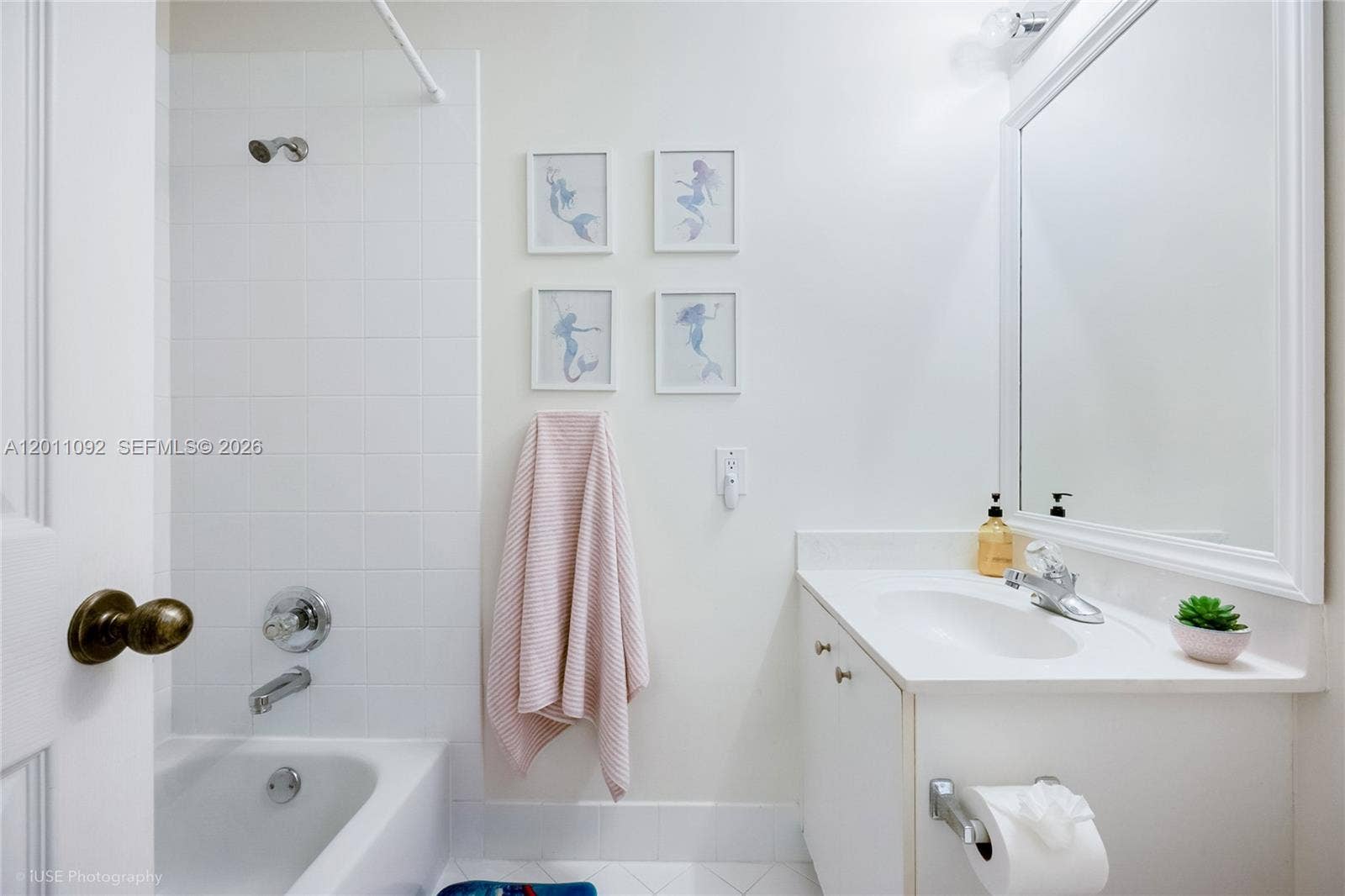 4394 Fox Ridge Drive, Weston, FL 33331 In-Suite Bathroom Upstairs