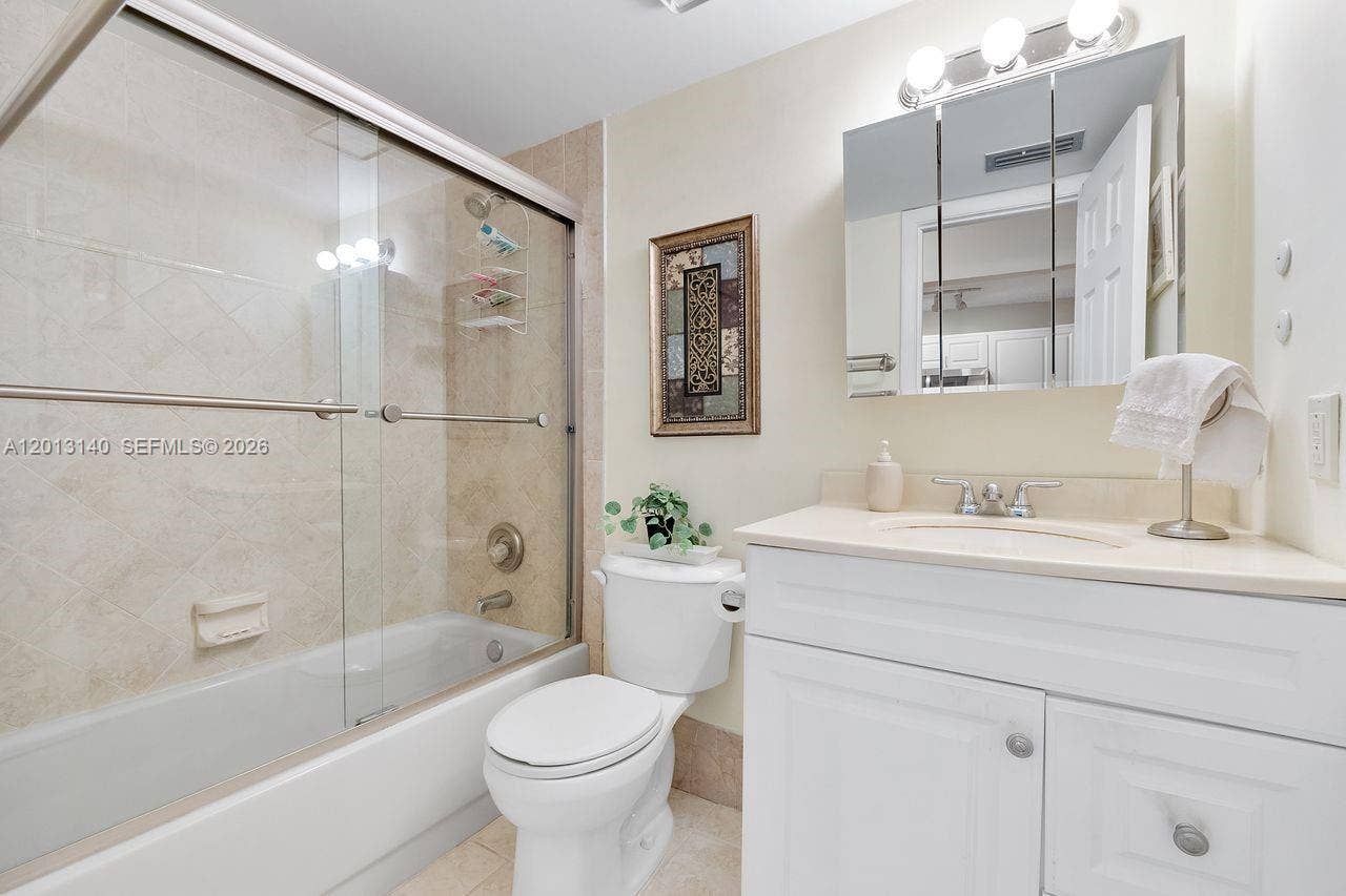 462 SE 14th Street, Dania Beach, FL 33004 1st floor bathroom