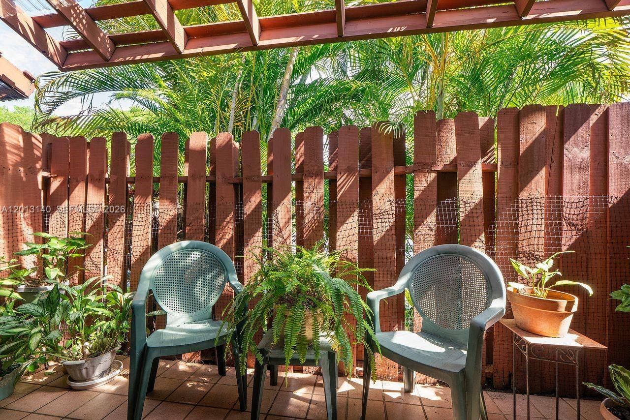 462 SE 14th Street, Dania Beach, FL 33004 Lush, private fenced patio off living area