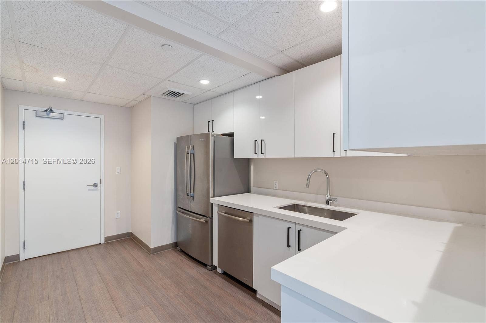 100 E Las Olas Boulevard, #4203, Fort Lauderdale, FL 33301 Hospitailty Room kitchen