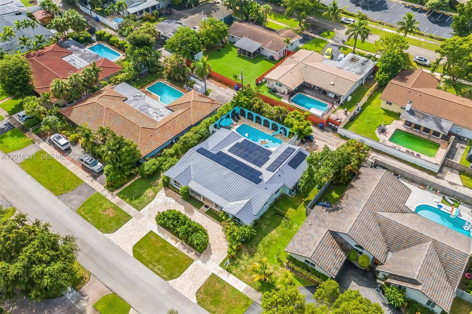633 N Crescent Drive, Hollywood, FL 33021 Photo 3