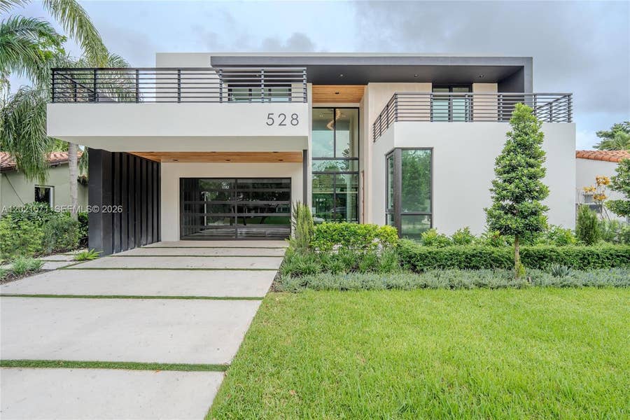 Property photo for 528 NE 13th Avenue, Fort Lauderdale, FL