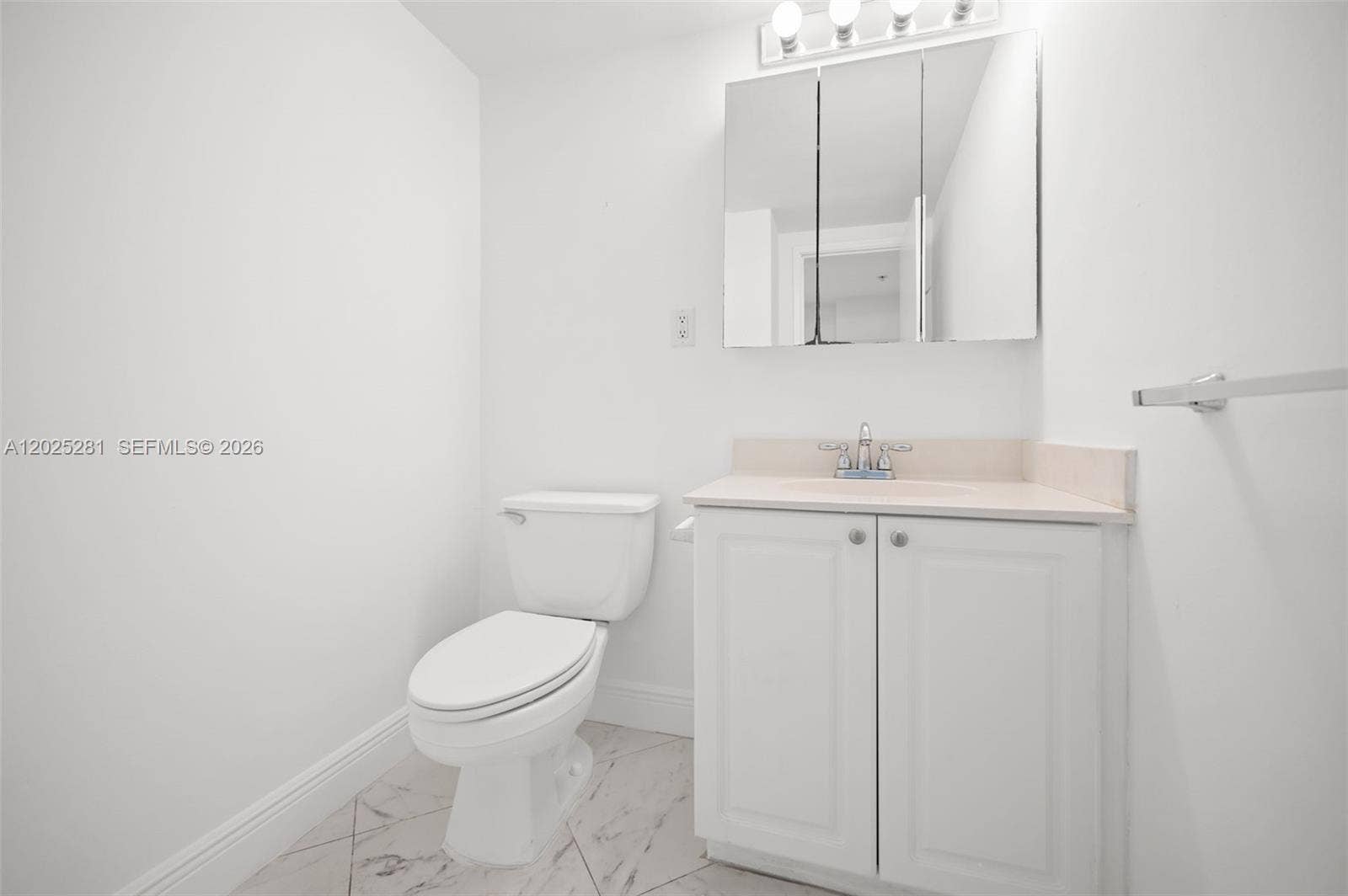 Guest 1/2 bath