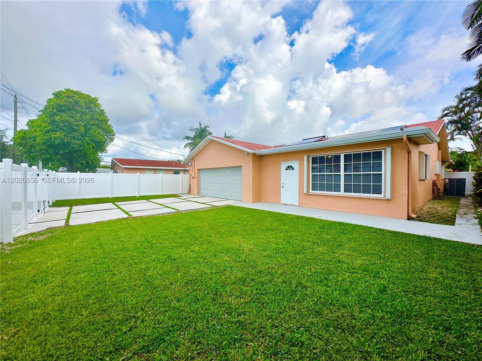 206 SE 3rd Place, Dania, Dania Beach, FL 33004 Very nice backyard with a 2 car garage and driveway
