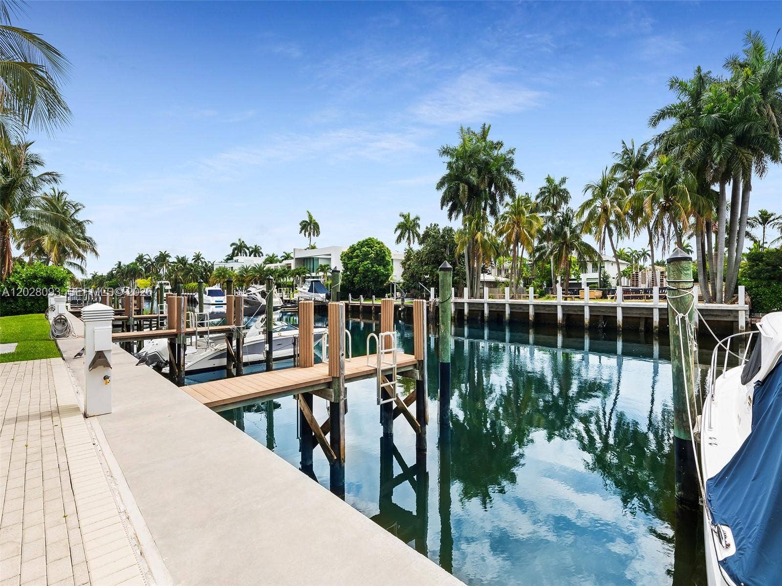 30 Isle Of Venice Drive, #403, Fort Lauderdale, FL 33301 Dock for vessels upto 37'