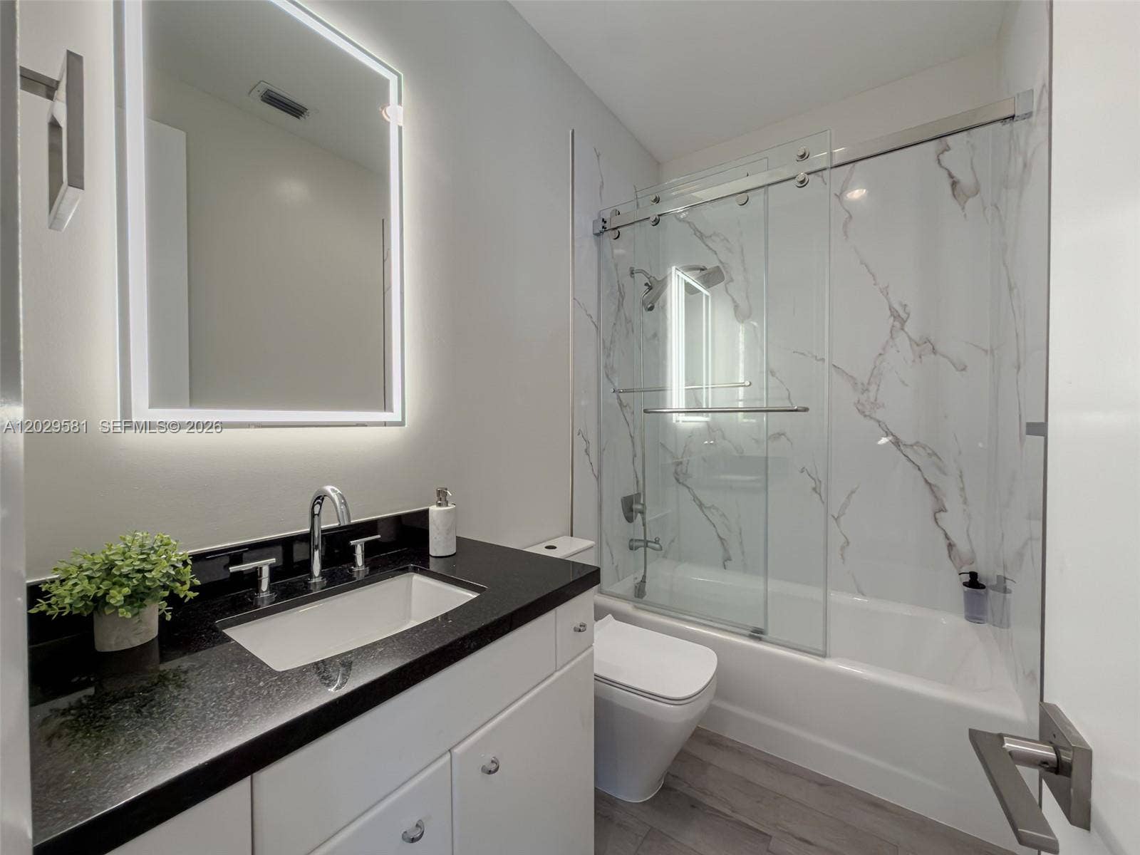 Bedroom 4 Bathroom with tub
