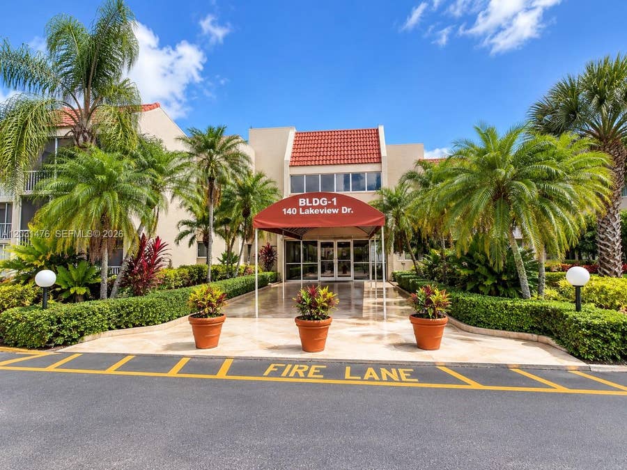Property photo for 140 Lakeview Drive, #211, Weston, FL