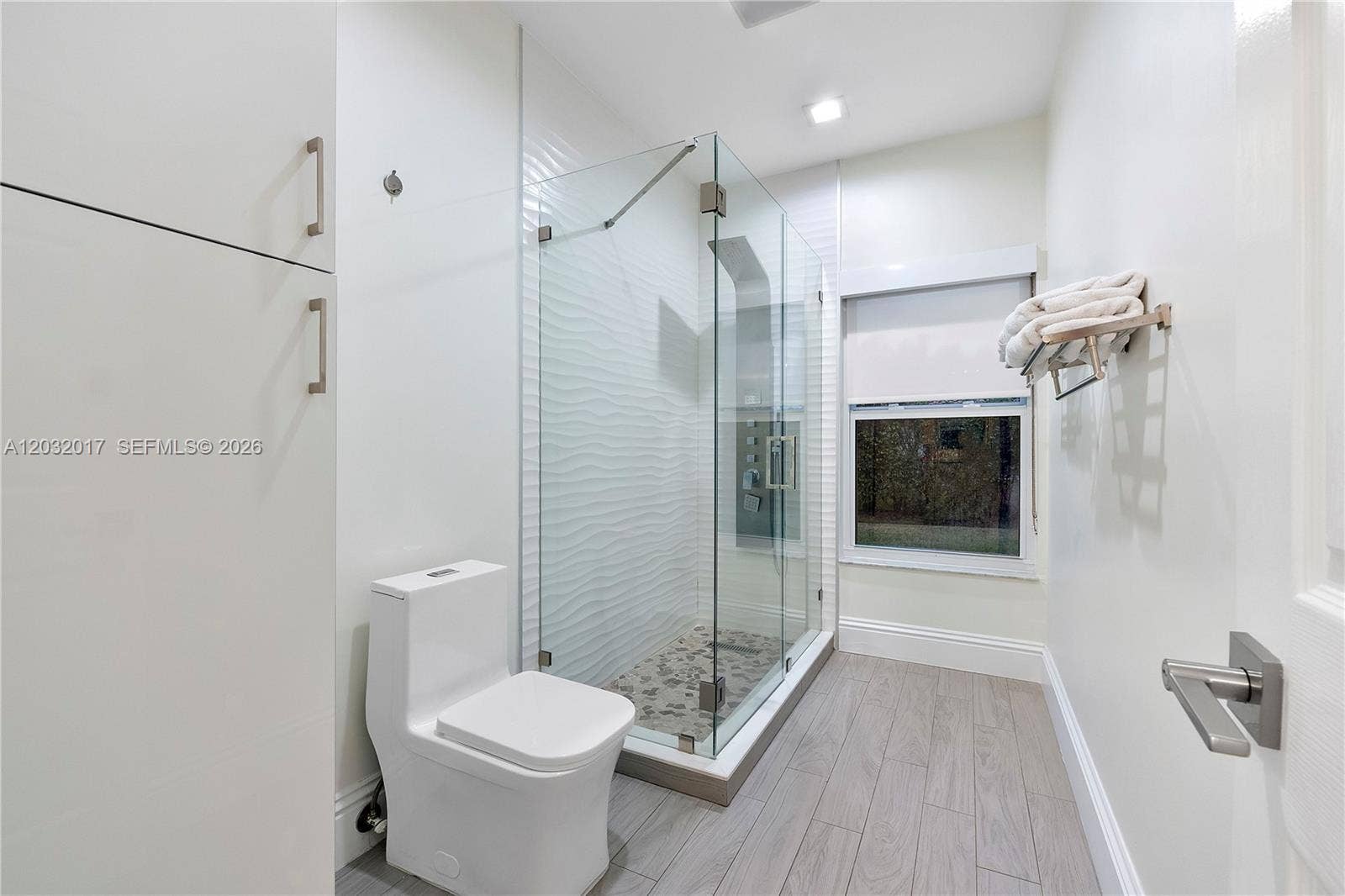 2235 SW 105th Terrace, Davie, FL 33324 Bathroom Adjoining Jack/Jill