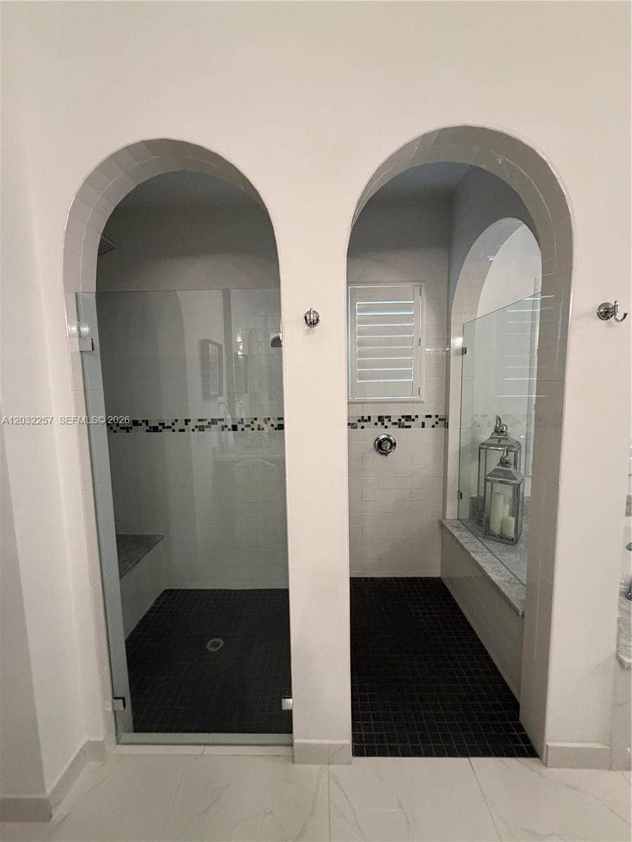 ENTRANCE TO WALK IN SHOWER