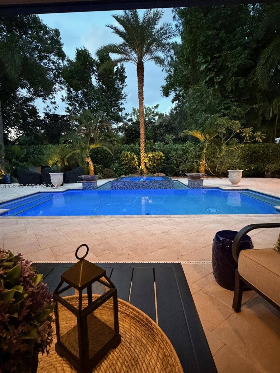 POOL WITH SPA, TWO WATER BOWLS, SALT WATER CHLORINATION SYSTEM AND HEAT PUMP. SMART POOL CONTROL SYSTEM.