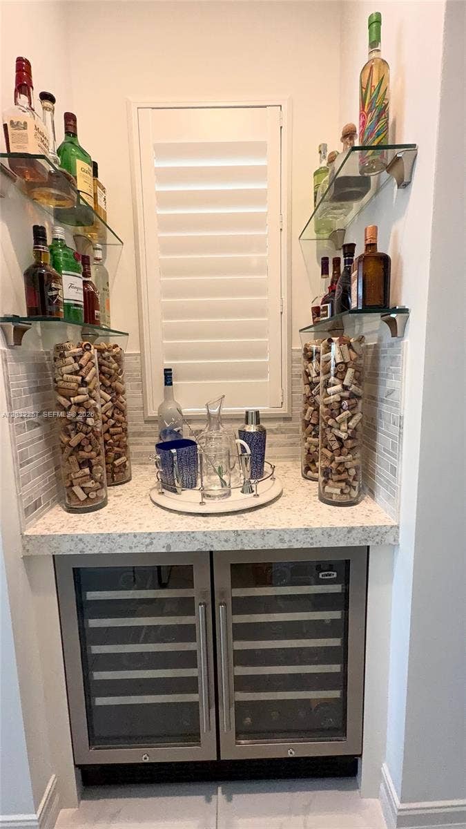 WINE COOLER WITH DUAL TEMPERATURE CONTROL FOR RED AND WHITE WINES.