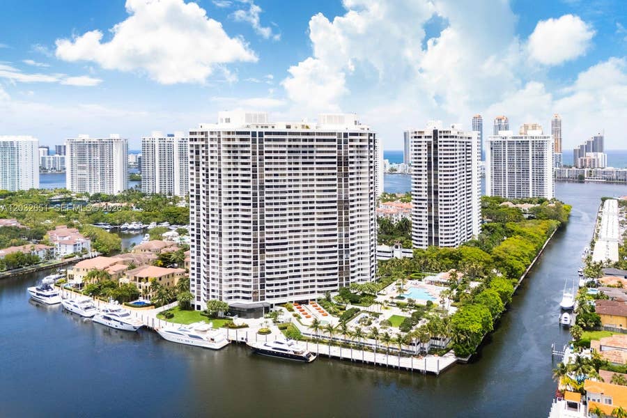 Property photo for 1000 W Island Boulevard, #911, Aventura, FL