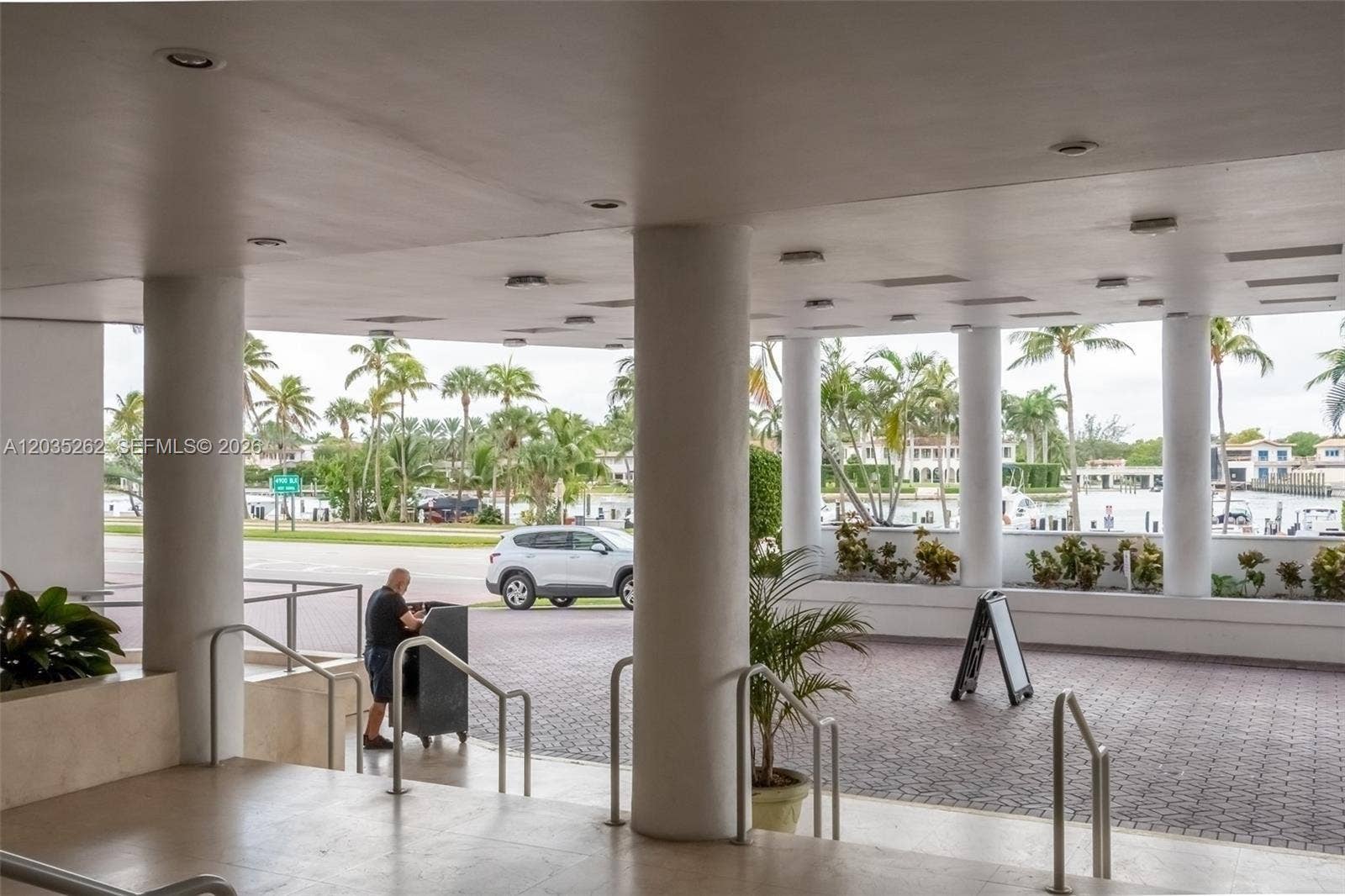 5005 Collins Avenue, #PH02, Miami Beach, FL 33140 Valet