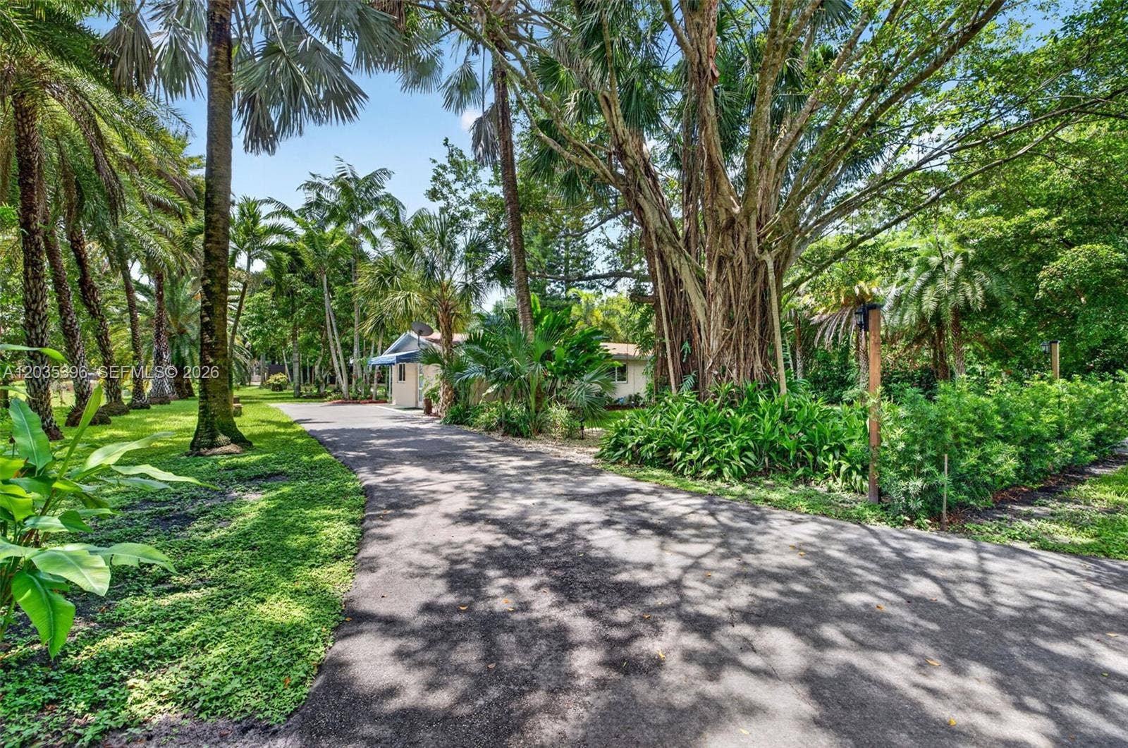 Driveway to Guest house accessible on a street