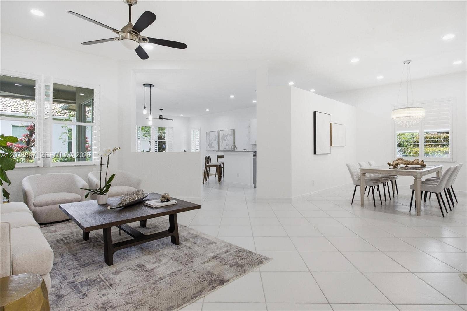 Birght and open dinning room